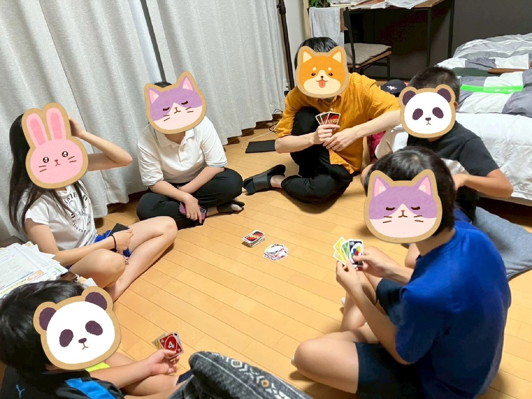 夜のウノ大会で盛り上がる参加者たち