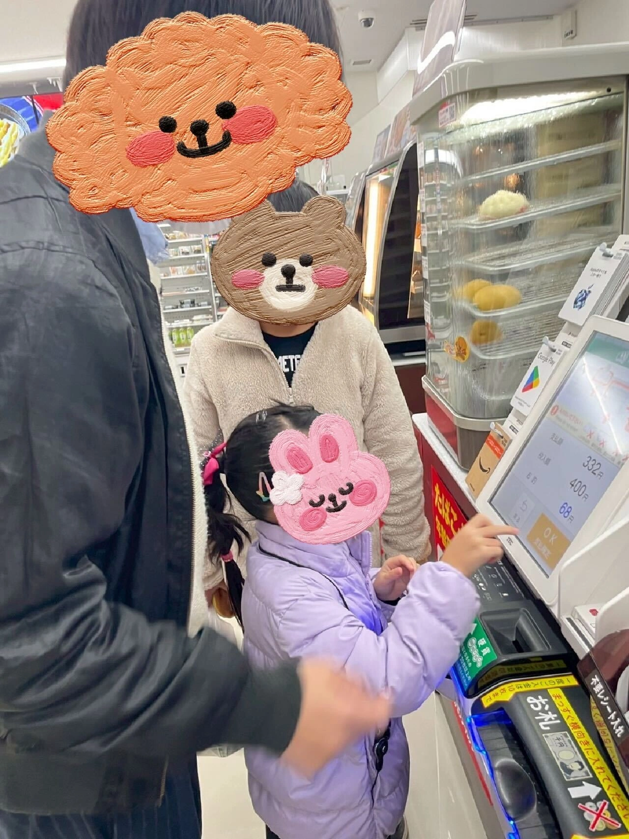 勉強会の休憩時間に、子どもたちが先生と一緒にコンビニへ買い物に行き、セルフレジで購入体験をしている様子。リラックスしながら楽しそうに過ごしている。