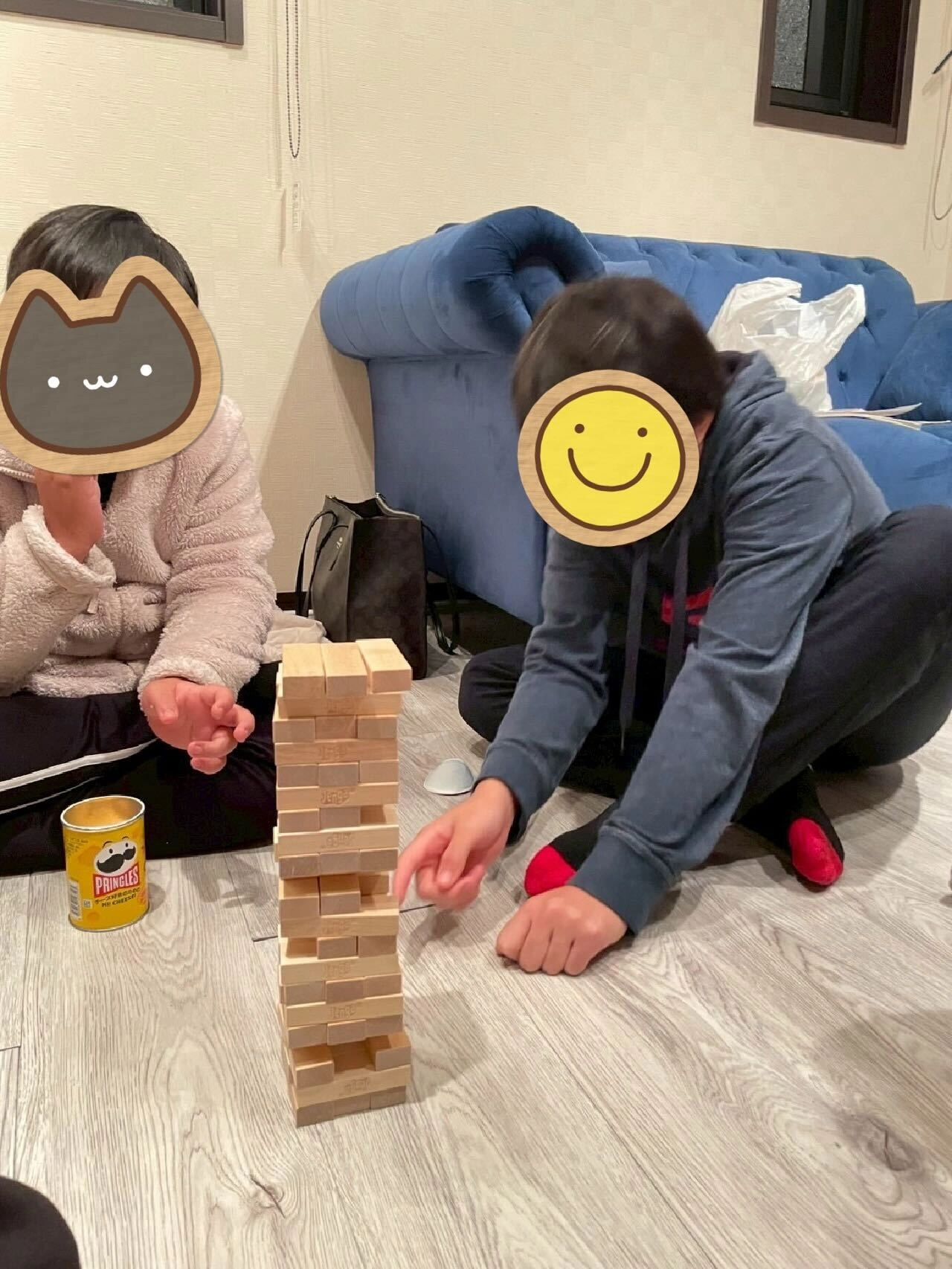 勉強会で行ったジェンガの実験遊びに、子どもたちが協力して真剣に取り組んでいる様子。集中力を磨く活動として楽しんでいる。